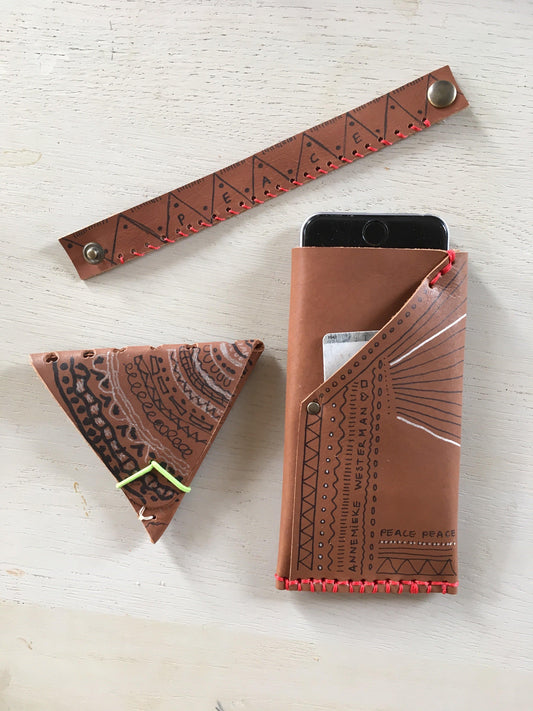Leerbewerken workshop leathercraft for kids - Westerman Bags vilten tassen en hoezen. Dutch Design.