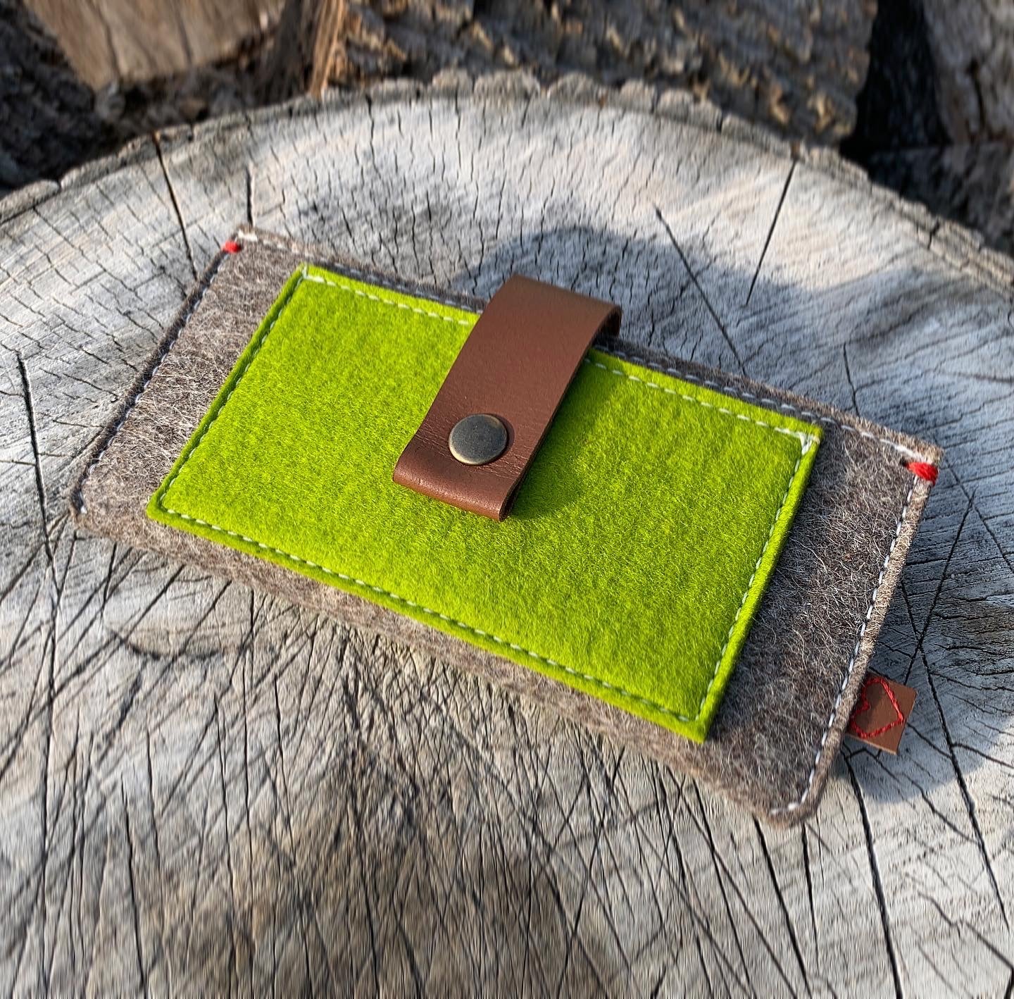 Portefeuille iPhone en feutre personnalisable et durable avec fermeture en cuir
