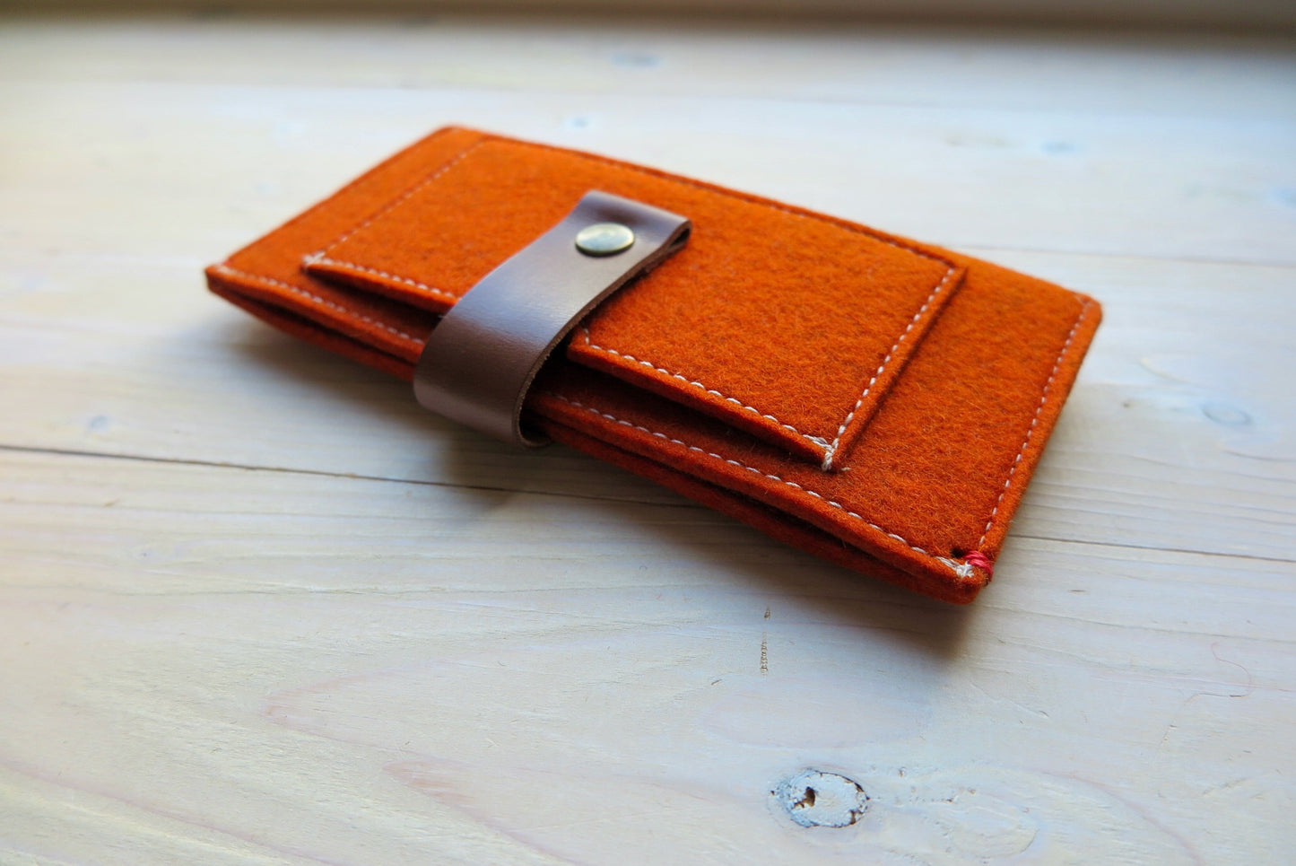 Portefeuille iPhone en feutre personnalisable et durable avec fermeture en cuir