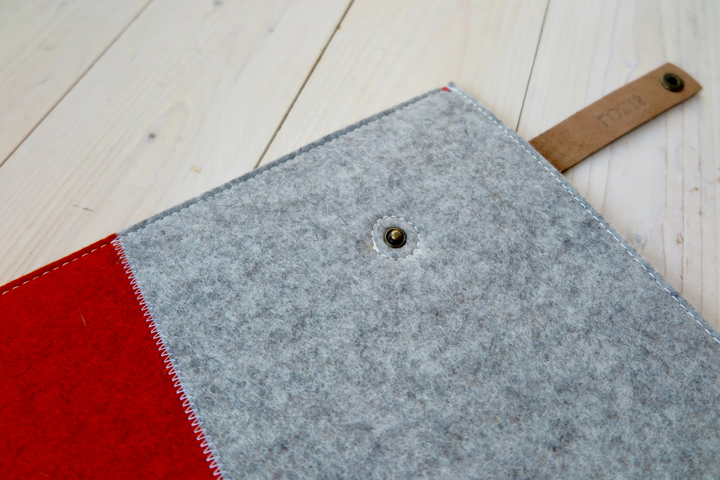 Stijlvolle Contrasterende Vilt MacBook Hoes met Leren Sluiting