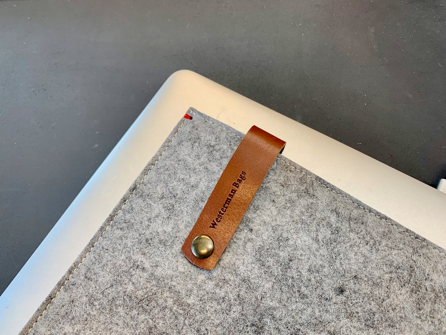 Stijlvolle Contrasterende Vilt MacBook Hoes met Leren Sluiting