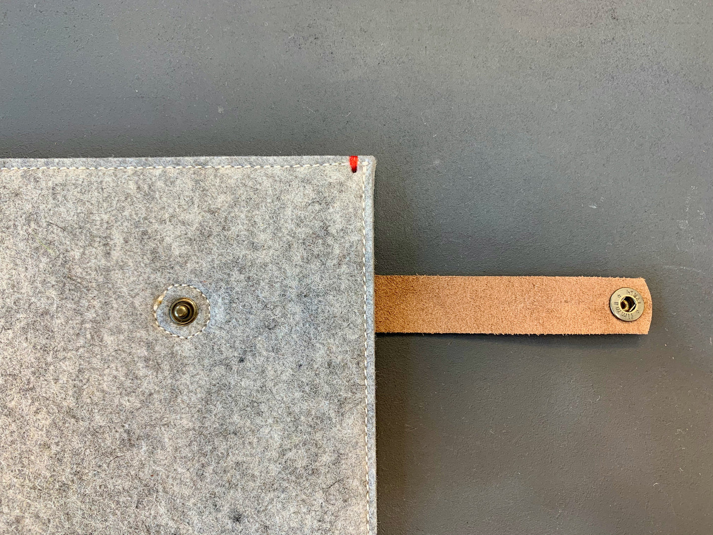 Stijlvolle Contrasterende Vilt MacBook Hoes met Leren Sluiting