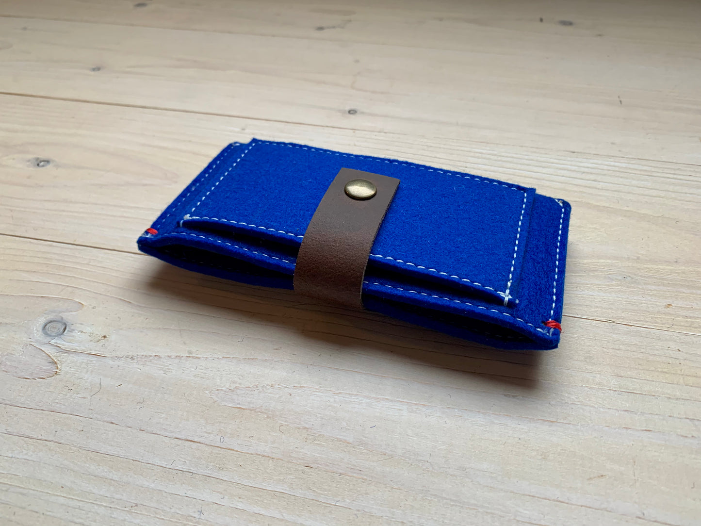 Portefeuille iPhone en feutre personnalisable et durable avec fermeture en cuir