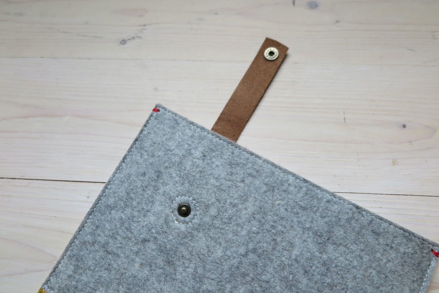 Stijlvolle Contrasterende Vilt MacBook Hoes met Leren Sluiting