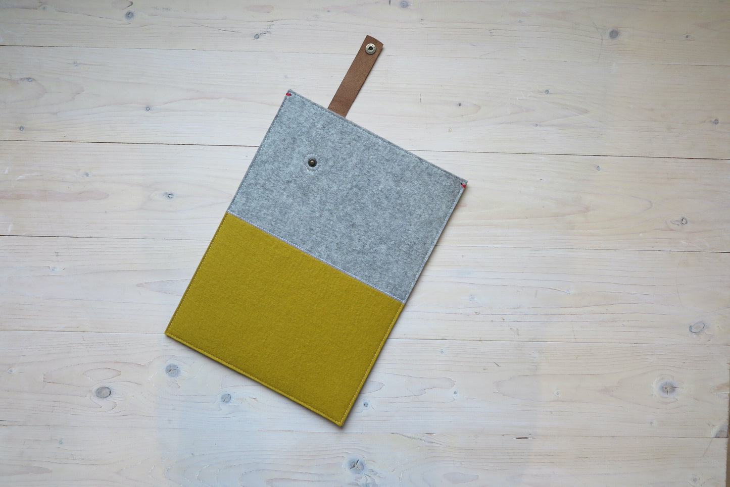 Stijlvolle Contrasterende Vilt MacBook Hoes met Leren Sluiting