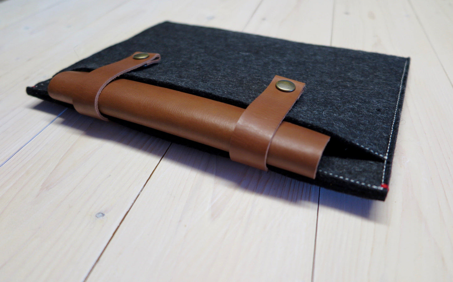 CLASSIC CASE | Macbook Pro en Air | Extra vak | Zwart en Cognac leder - Westerman Bags vilten tassen en hoezen. Dutch Design.