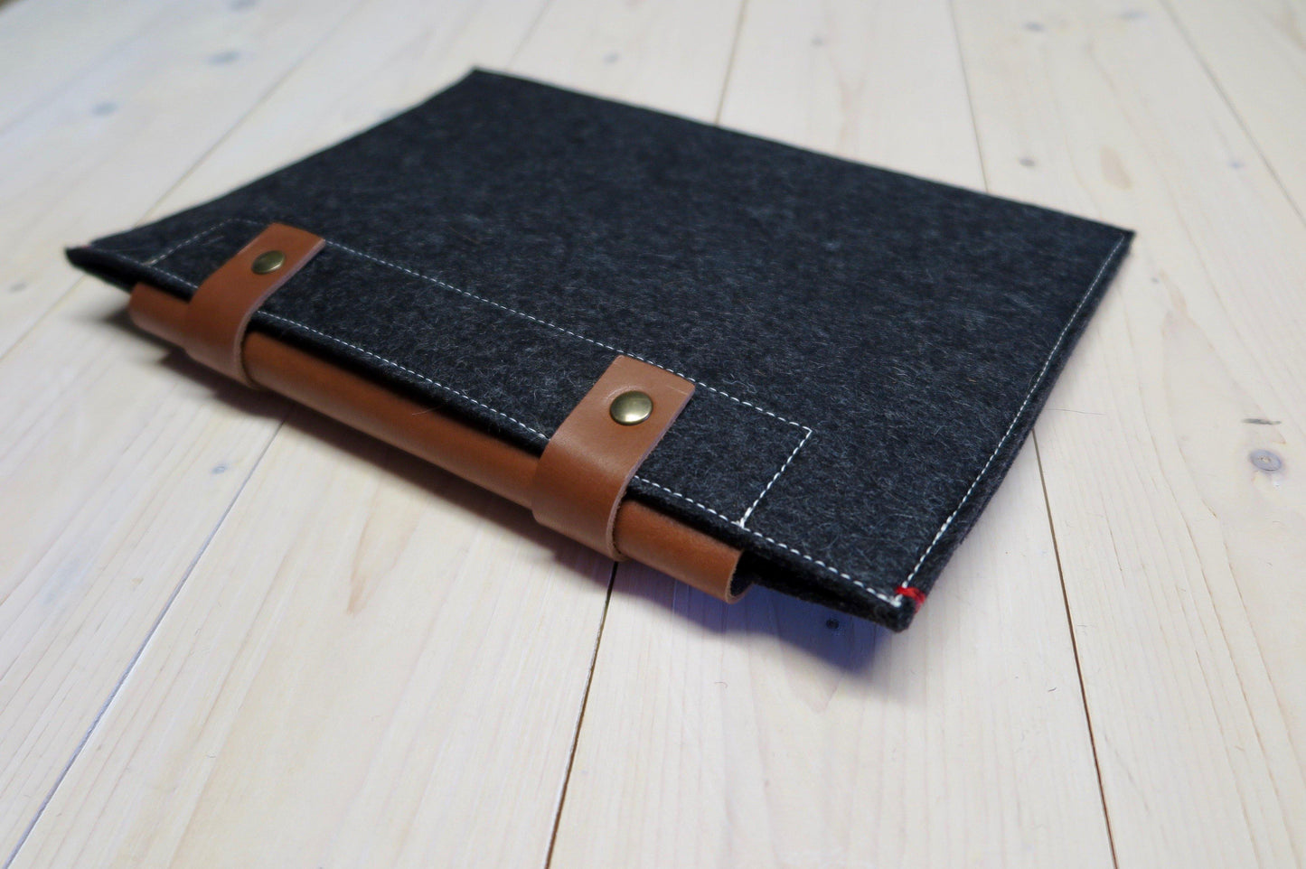 CLASSIC CASE | Macbook Pro en Air | Extra vak | Zwart en Cognac leder - Westerman Bags vilten tassen en hoezen. Dutch Design.