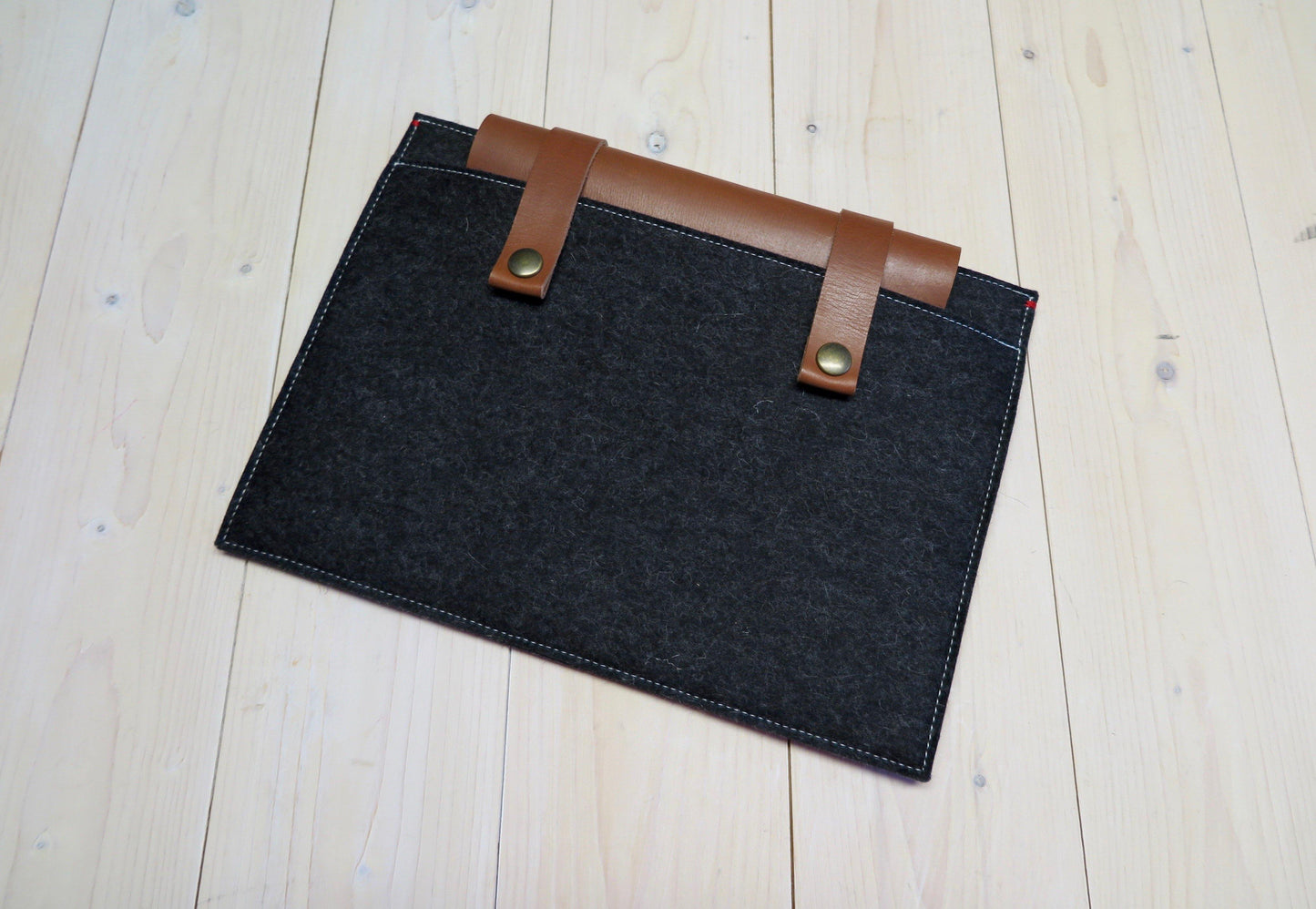 CLASSIC CASE | Macbook Pro en Air | Extra vak | Zwart en Cognac leder - Westerman Bags vilten tassen en hoezen. Dutch Design.