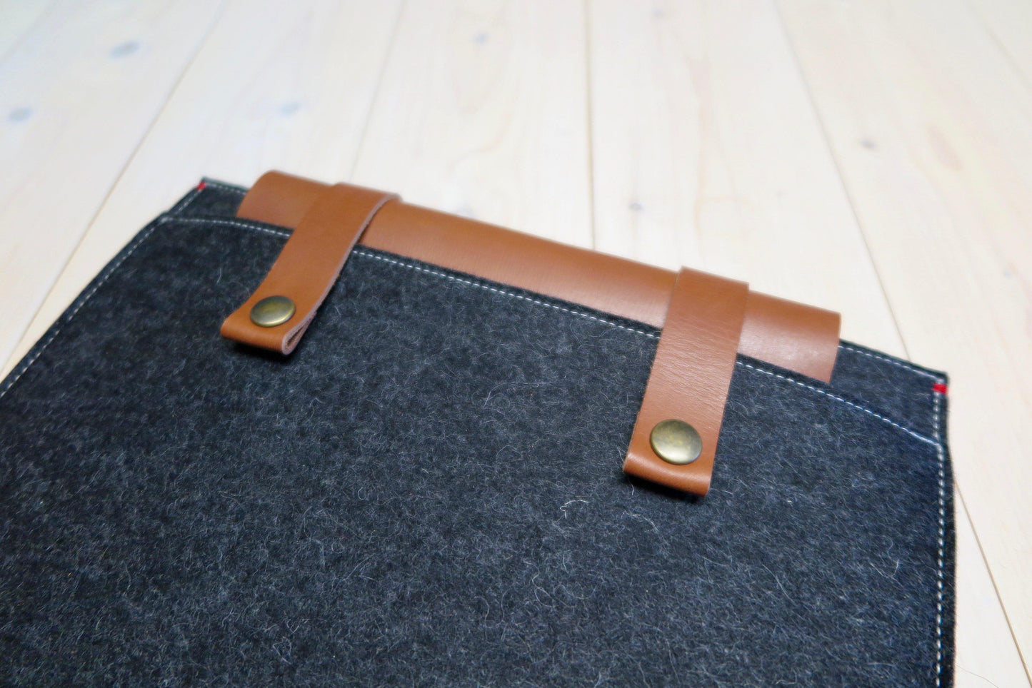 CLASSIC CASE | Macbook Pro en Air | Extra vak | Zwart en Cognac leder - Westerman Bags vilten tassen en hoezen. Dutch Design.