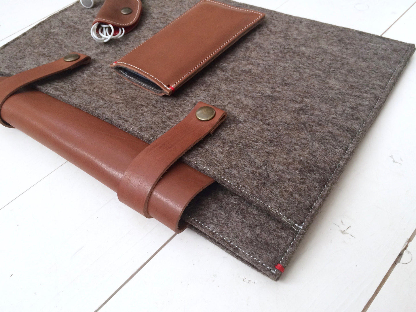 CLASSIC CASE | Macbook Pro en Air | Extra vak | Zandbruin en Cognac leder - Westerman Bags vilten tassen en hoezen. Dutch Design.