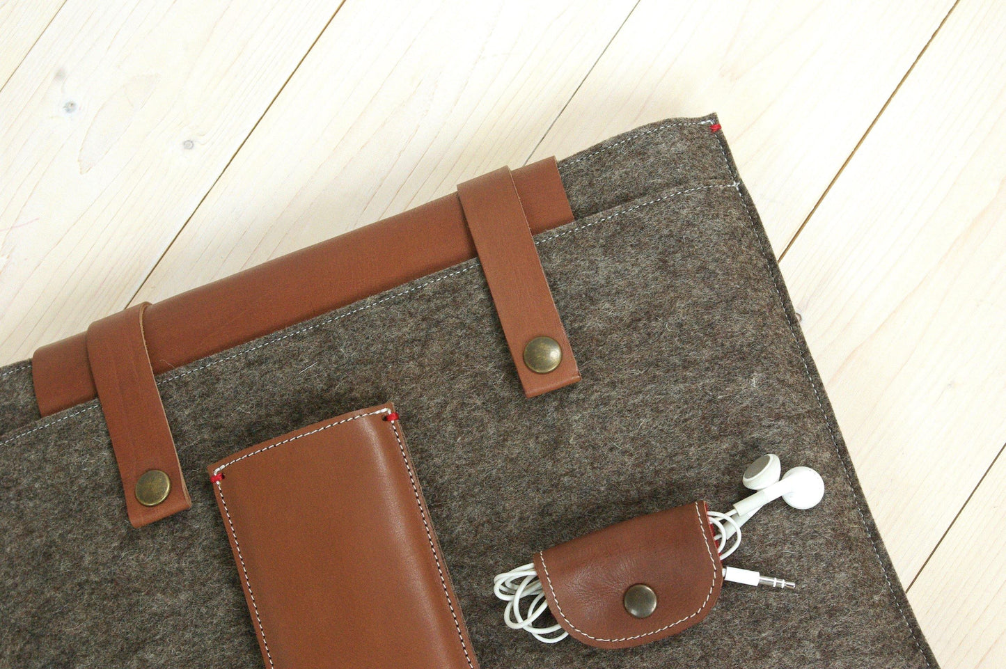 CLASSIC CASE | Macbook Pro en Air | Extra vak | Zandbruin en Cognac leder - Westerman Bags vilten tassen en hoezen. Dutch Design.