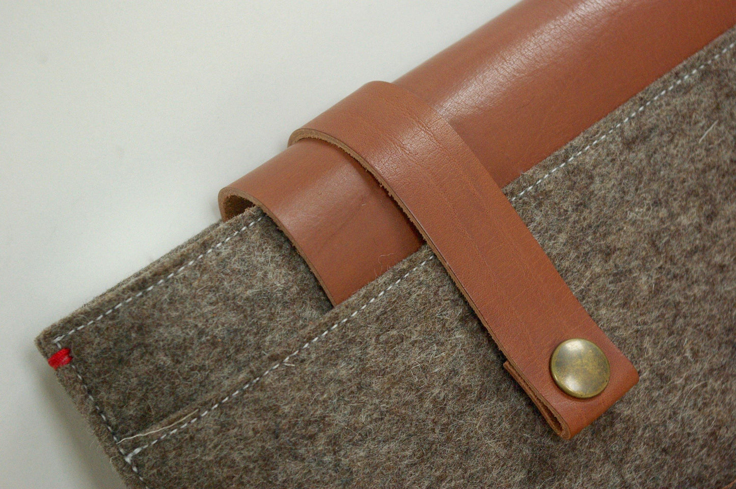 CLASSIC CASE | Macbook Pro en Air | Extra vak | Zandbruin en Cognac leder - Westerman Bags vilten tassen en hoezen. Dutch Design.