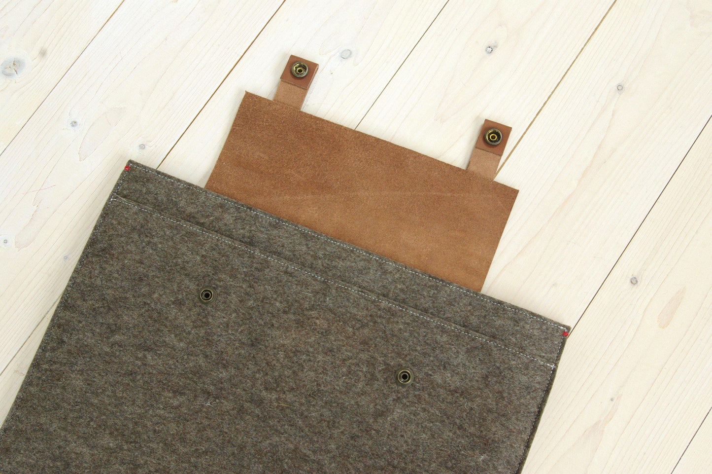 CLASSIC CASE | Macbook Pro en Air | Extra vak | Zandbruin en Cognac leder - Westerman Bags vilten tassen en hoezen. Dutch Design.