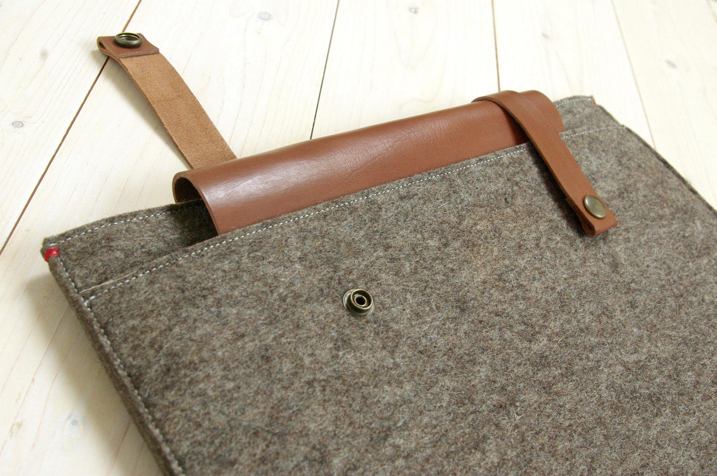 CLASSIC CASE | Macbook Pro en Air | Extra vak | Zandbruin en Cognac leder - Westerman Bags vilten tassen en hoezen. Dutch Design.