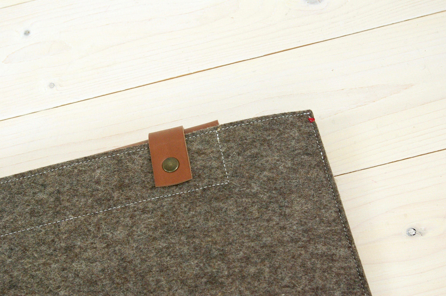 CLASSIC CASE | Macbook Pro en Air | Extra vak | Zandbruin en Cognac leder - Westerman Bags vilten tassen en hoezen. Dutch Design.