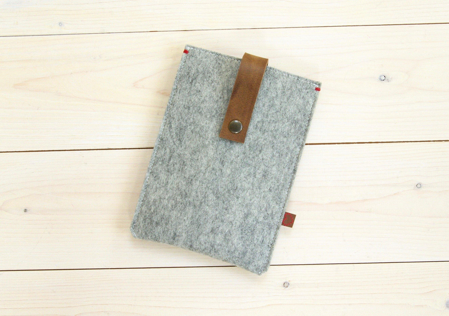 KOBO AURA KINDLE ereader hoes - CLASSIC CASE serie leren sluiting - grijs - Westerman Bags vilten tassen en hoezen. Dutch Design.