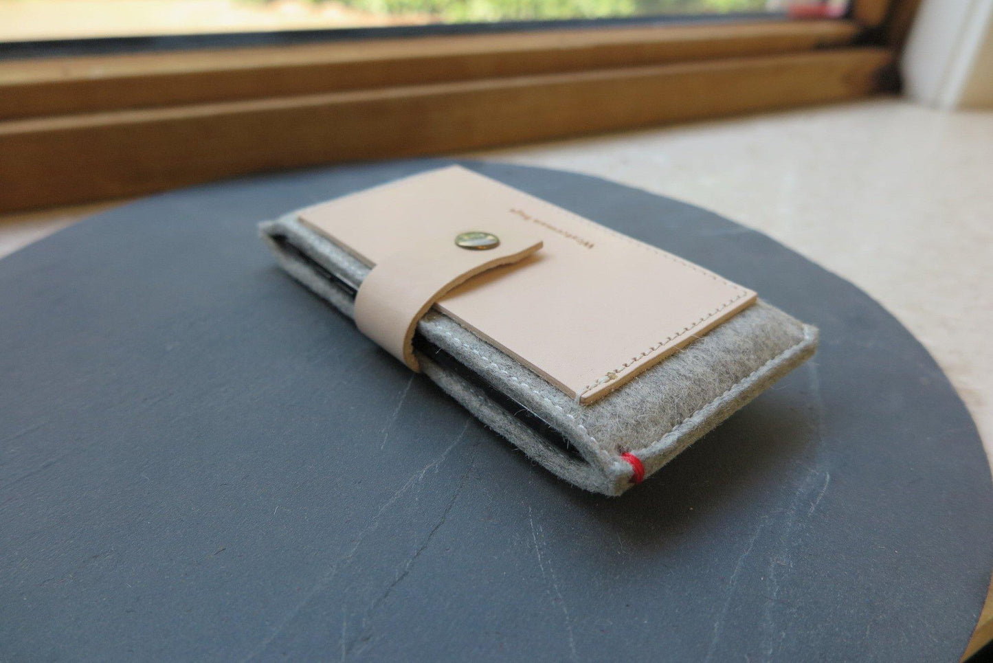 iPhone wallet hoes van wolvilt en leer, blank lederen grijze iPhone hoes met extra vakjes voor creditcards, iPhone XR hoes, iPhone XsMAX - Westerman Bags vilten tassen en hoezen. Dutch Design.