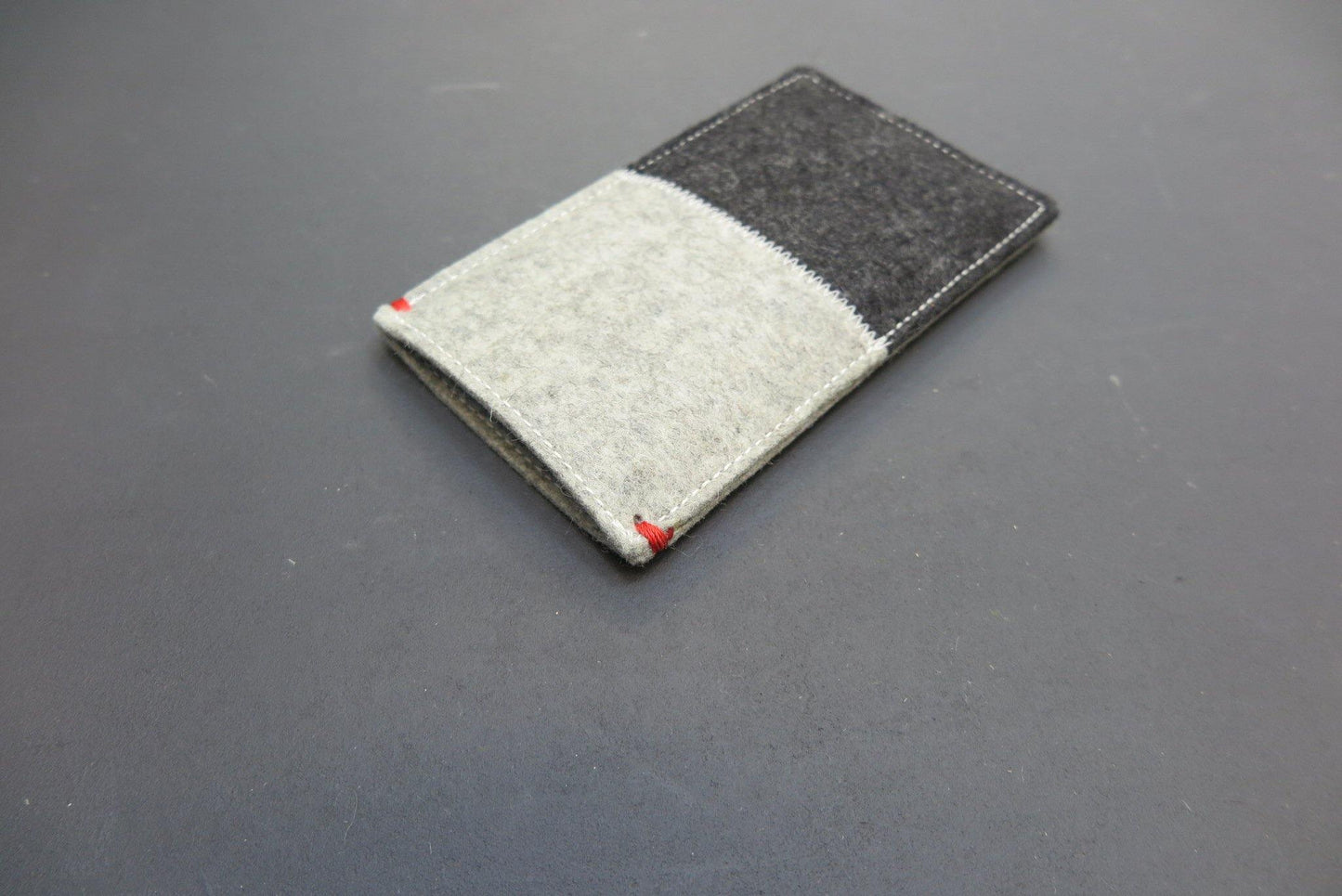 CONTRAST iphone hoes, zwart met grijs - Westerman Bags vilten tassen en hoezen. Dutch Design.