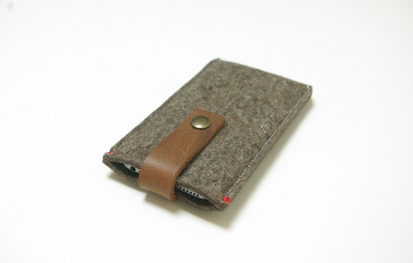 CLASSIC CASE - Zandbruin met leren sluiting. Hoes voor iPhone Xr Xsmax Fairphone Samsung. - Westerman Bags vilten tassen en hoezen. Dutch Design.