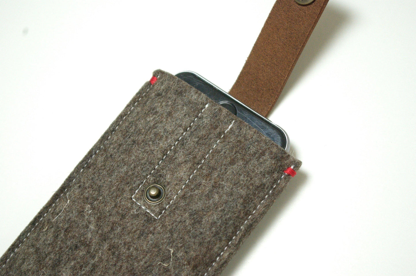 CLASSIC CASE - Zandbruin met leren sluiting. Hoes voor iPhone Xr Xsmax Fairphone Samsung. - Westerman Bags vilten tassen en hoezen. Dutch Design.