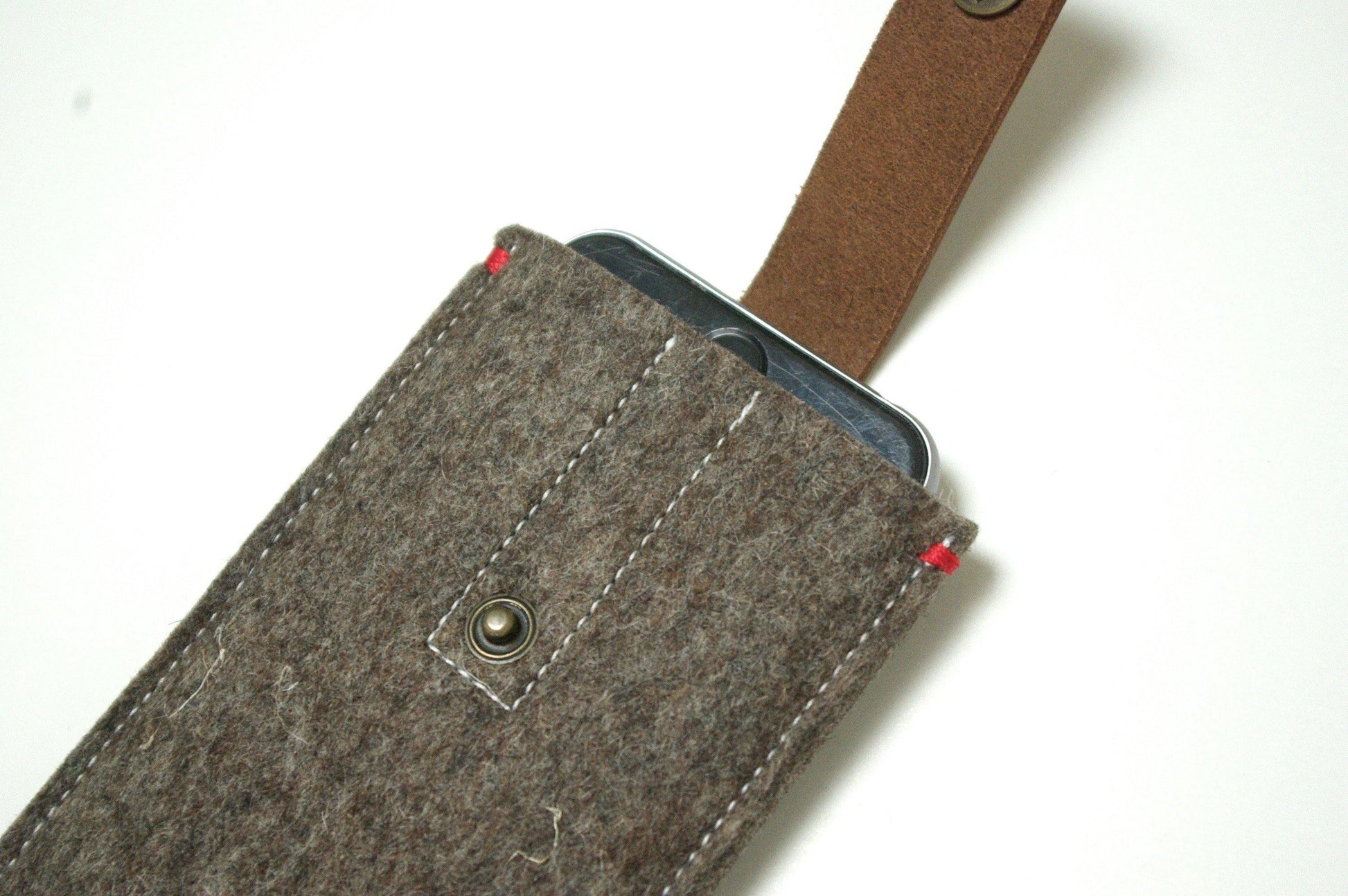 CLASSIC CASE - Zandbruin met leren sluiting. Hoes voor iPhone Xr Xsmax Fairphone Samsung. - Westerman Bags vilten tassen en hoezen. Dutch Design.