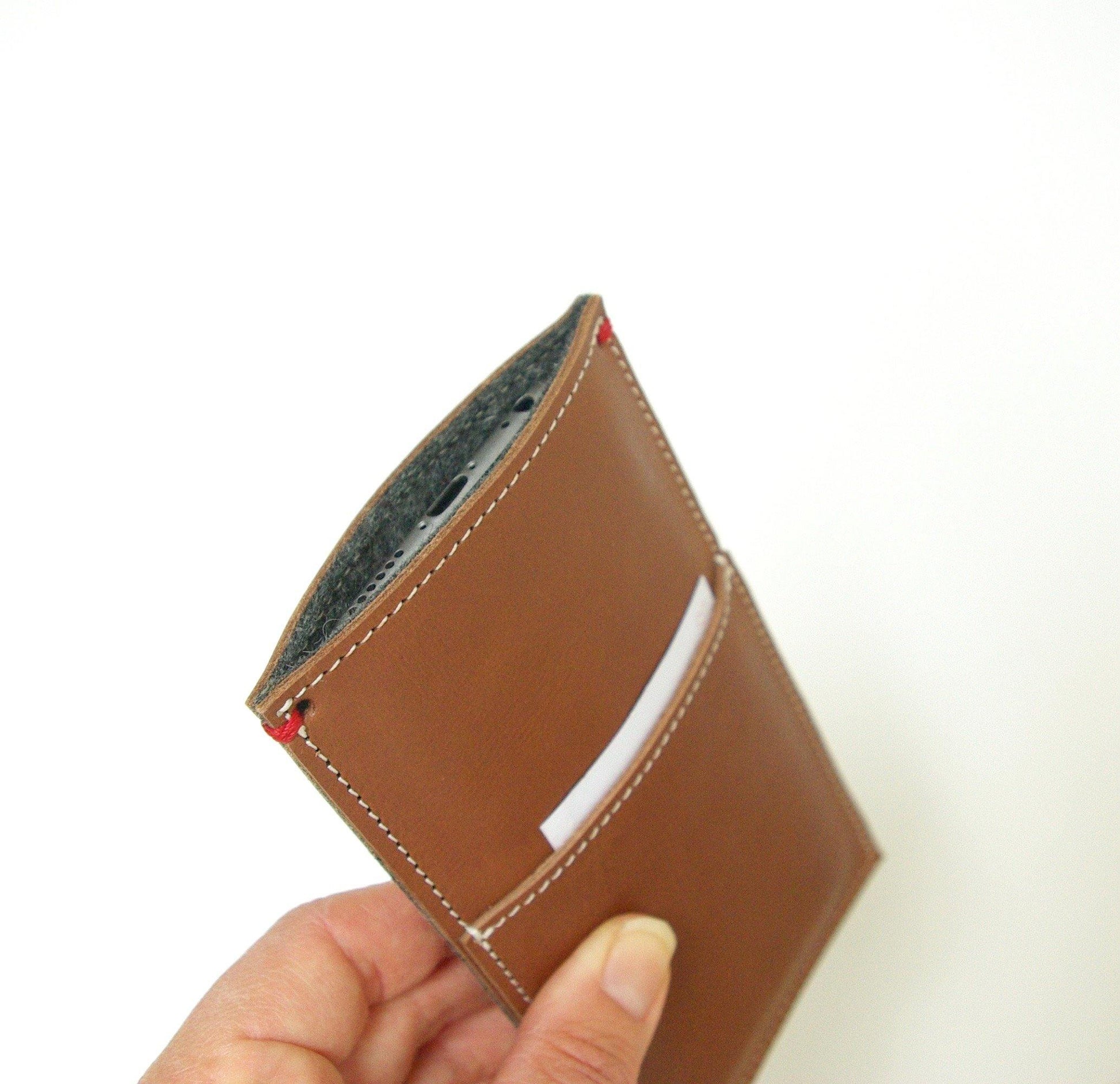LEREN IPHONE hoes met extra vakje  - CLASSIC CASE in plantaardig gelooid leer. - Westerman Bags vilten tassen en hoezen. Dutch Design.