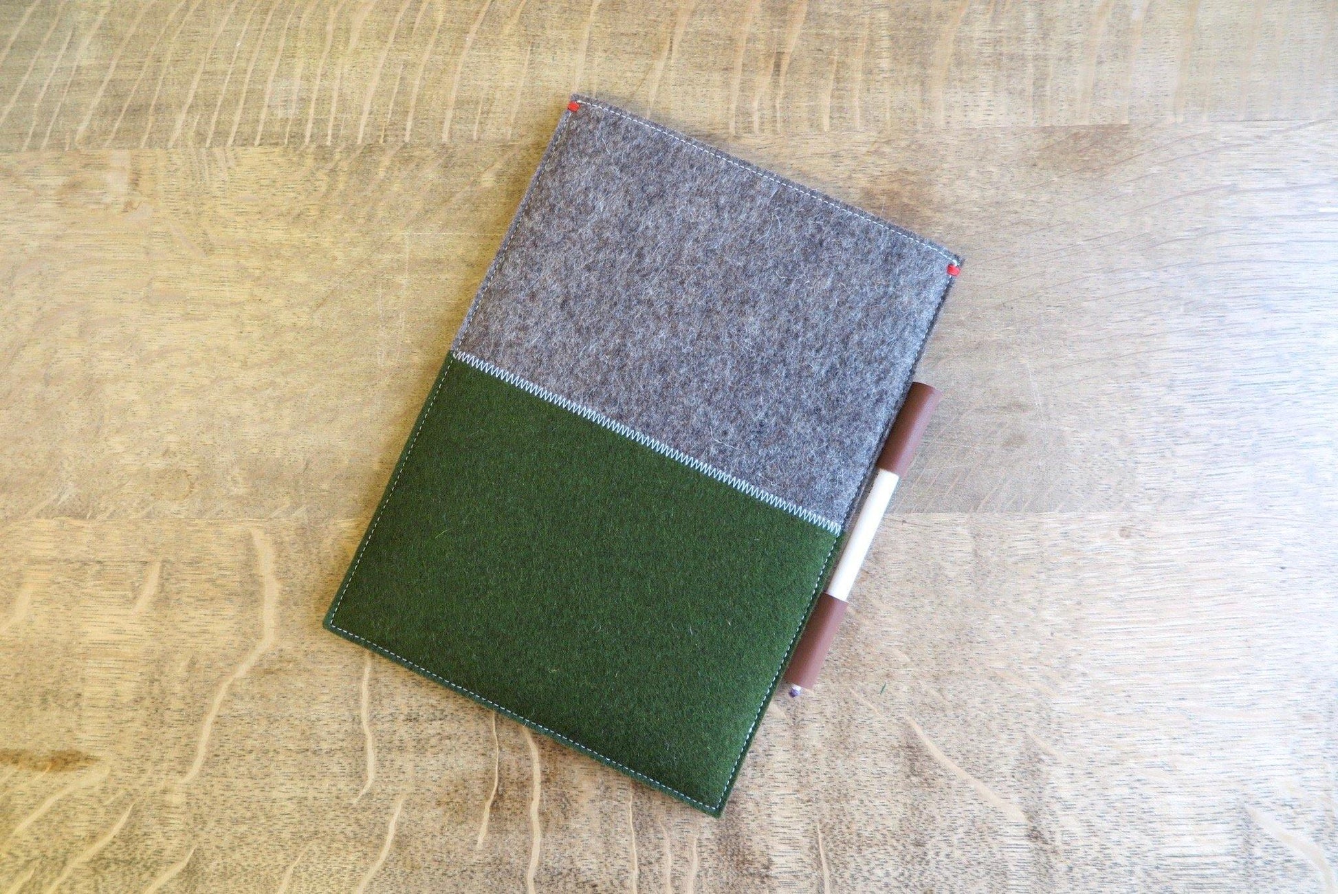 CONTRAST serie - iPad Pro hoes in Classic Green - Westerman Bags vilten tassen en hoezen. Dutch Design.