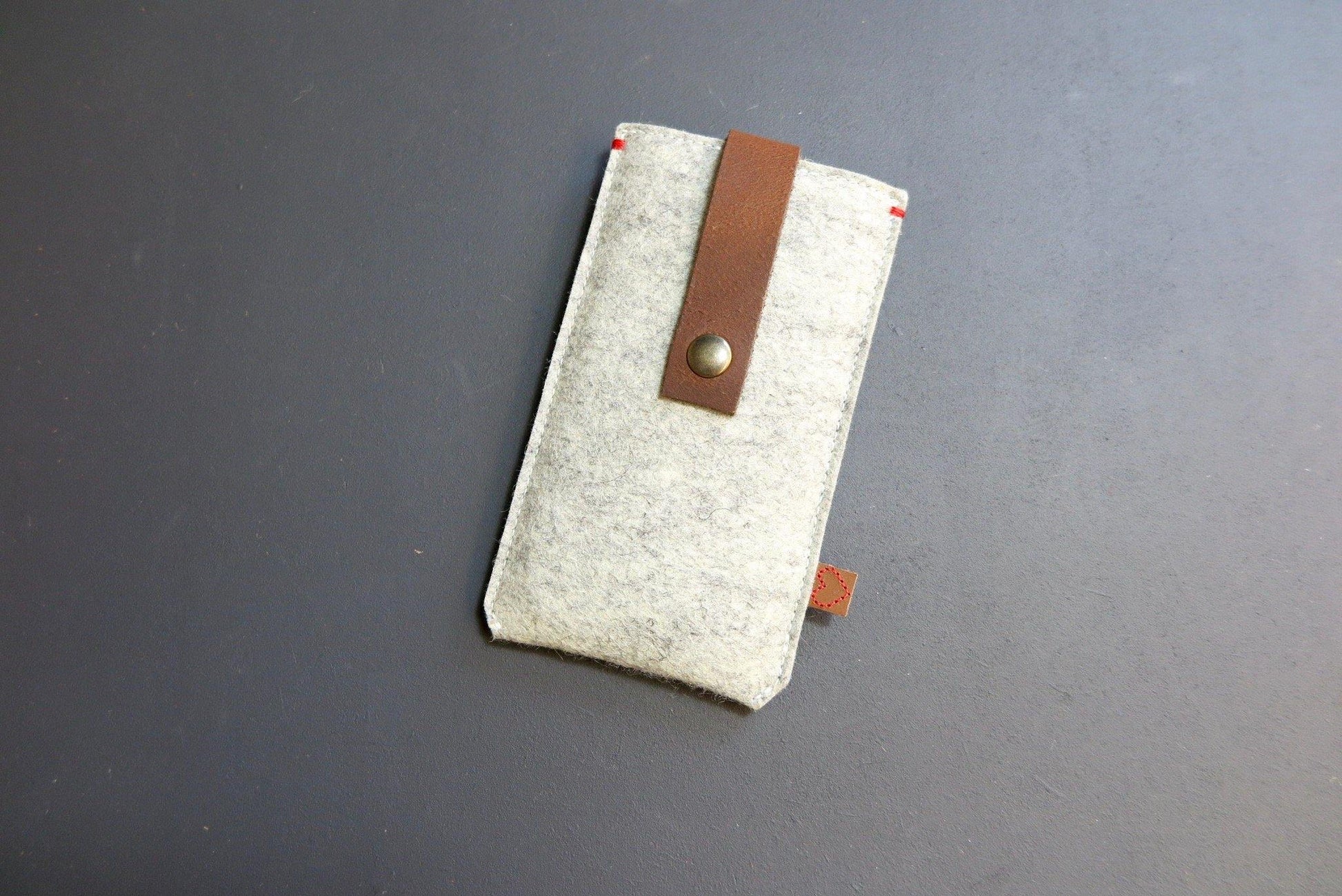 CLASSIC CASE - Grijs met leren sluiting. Telefoon hoesje van pure wol vilt. - Westerman Bags vilten tassen en hoezen. Dutch Design.