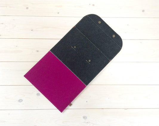 CONTRAST classic case - Macbook hoes met klepsluiting in Dark Pink. 13" | 15" - Westerman Bags vilten tassen en hoezen. Dutch Design.