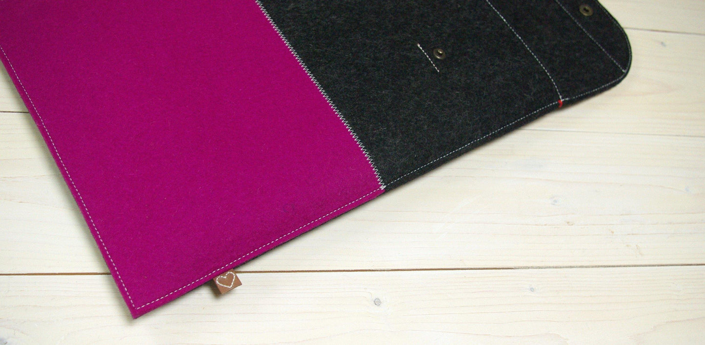 CONTRAST classic case - Macbook hoes met klepsluiting in Dark Pink. 13" | 15" - Westerman Bags vilten tassen en hoezen. Dutch Design.