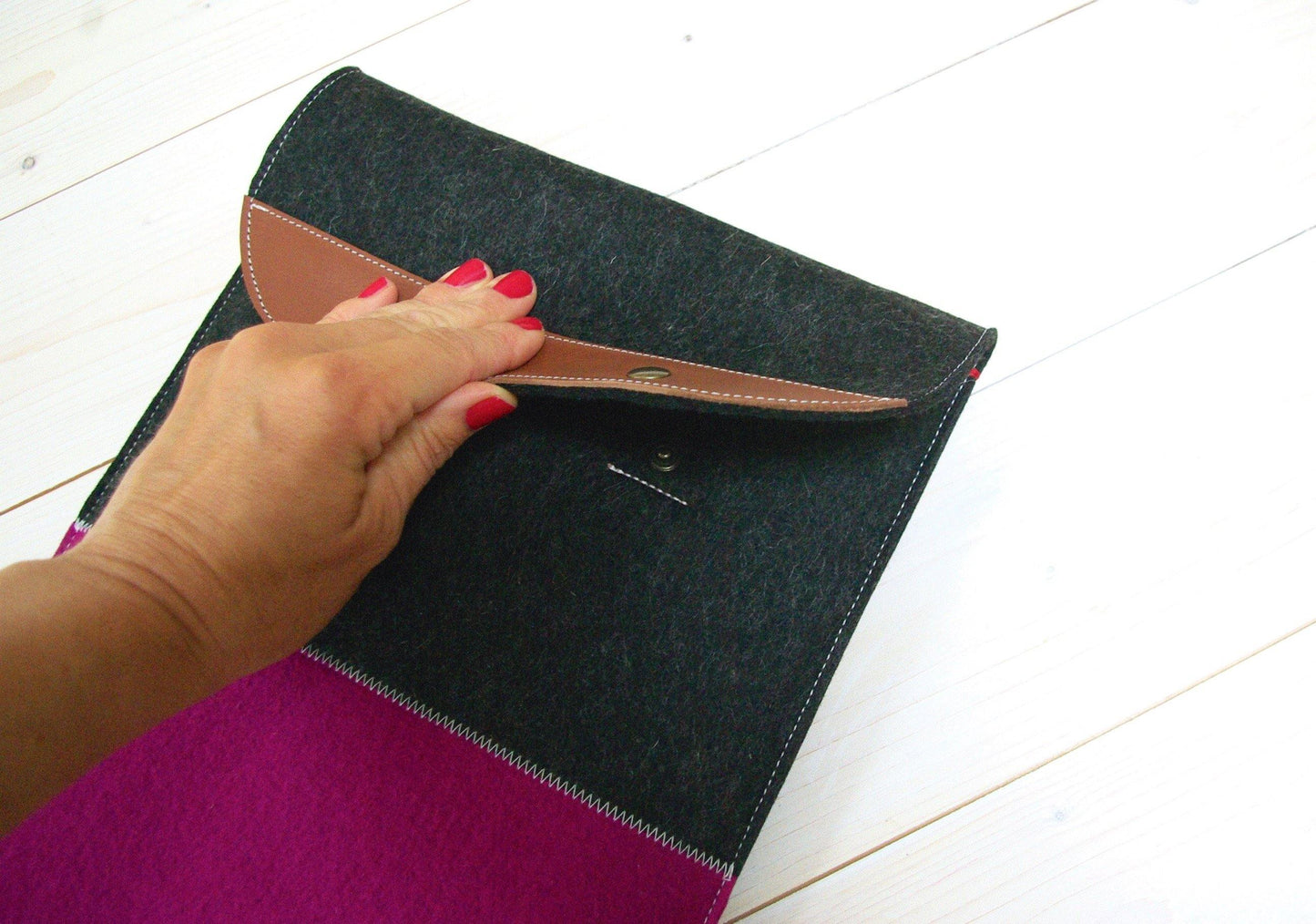 CONTRAST classic case - Macbook hoes met klepsluiting in Dark Pink. 13" | 15" - Westerman Bags vilten tassen en hoezen. Dutch Design.