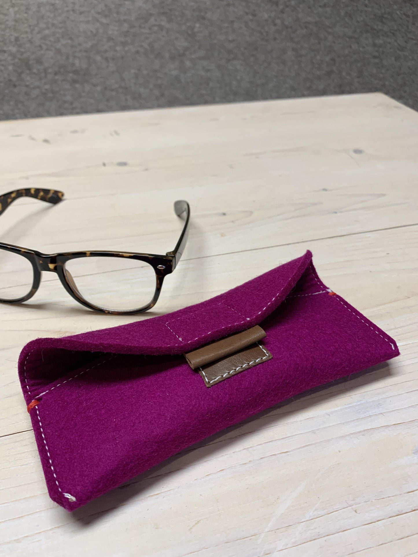 KIJKNOU - brillenkoker met magnetische sluiting roze - alle kleuren - Westerman Bags vilten tassen en hoezen. Dutch Design.