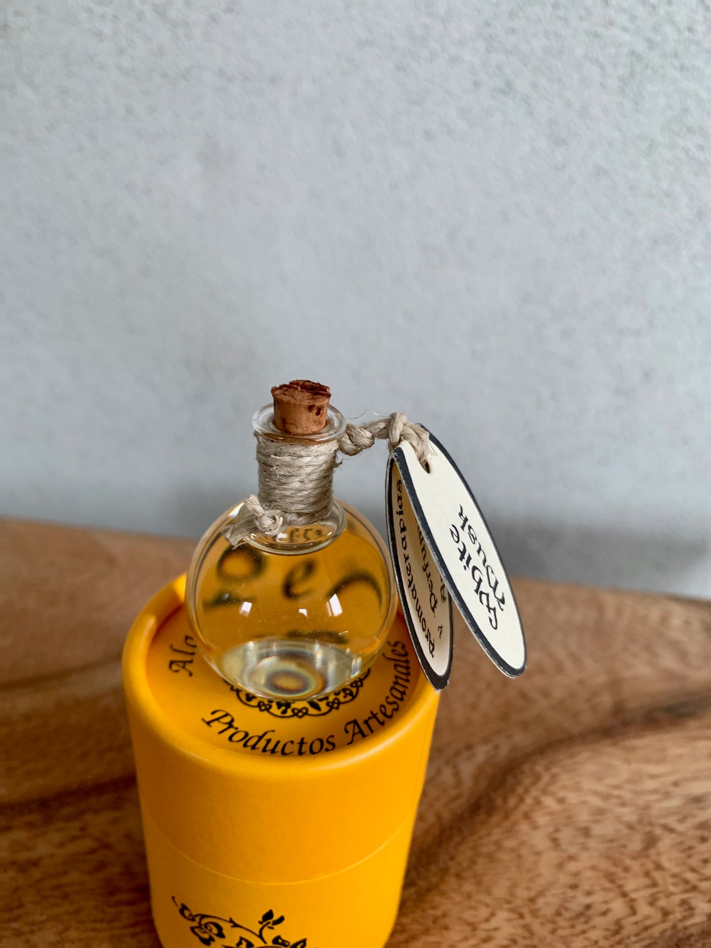 Huile de parfum naturelle dans un flacon globe en verre fait main avec bouchon en liège