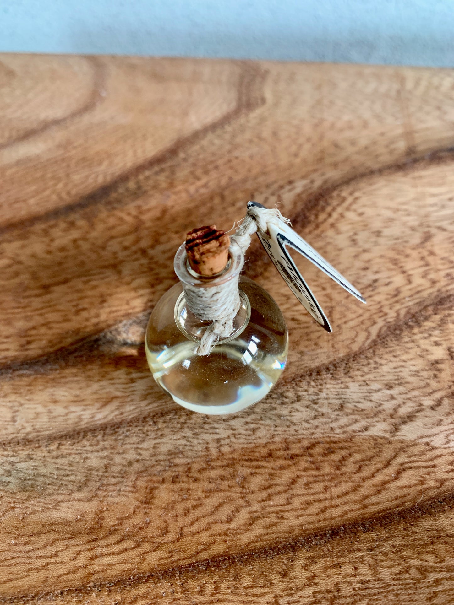 Huile de parfum naturelle dans un flacon globe en verre fait main avec bouchon en liège