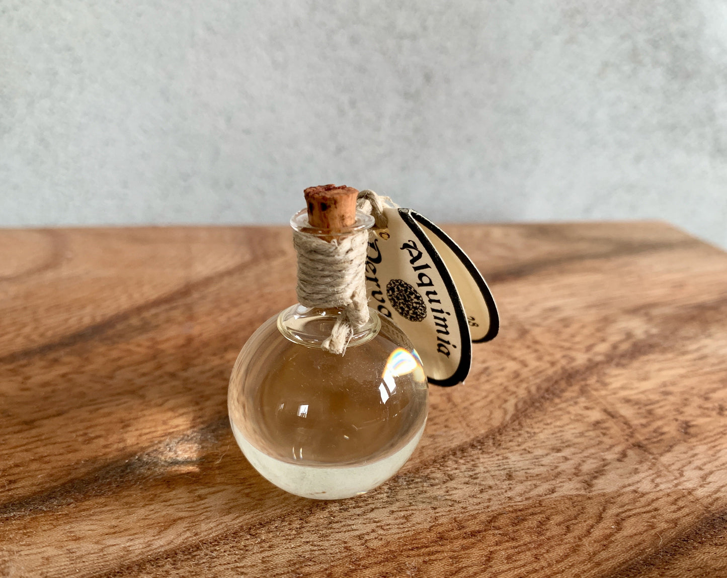 Huile de parfum naturelle dans un flacon globe en verre fait main avec bouchon en liège