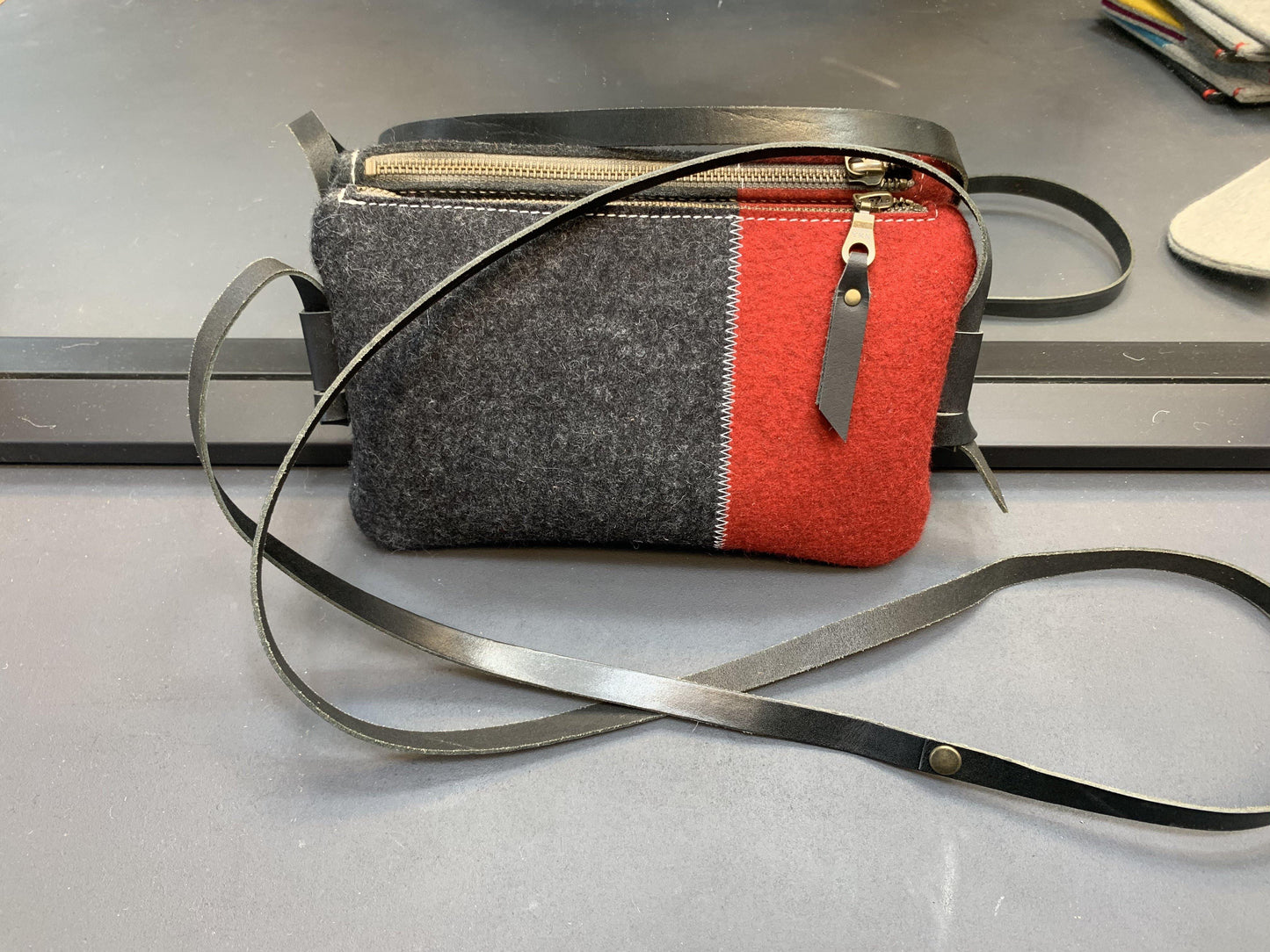 DAGTAS in twee kleuren - Westerman Bags vilten tassen en hoezen. Dutch Design.