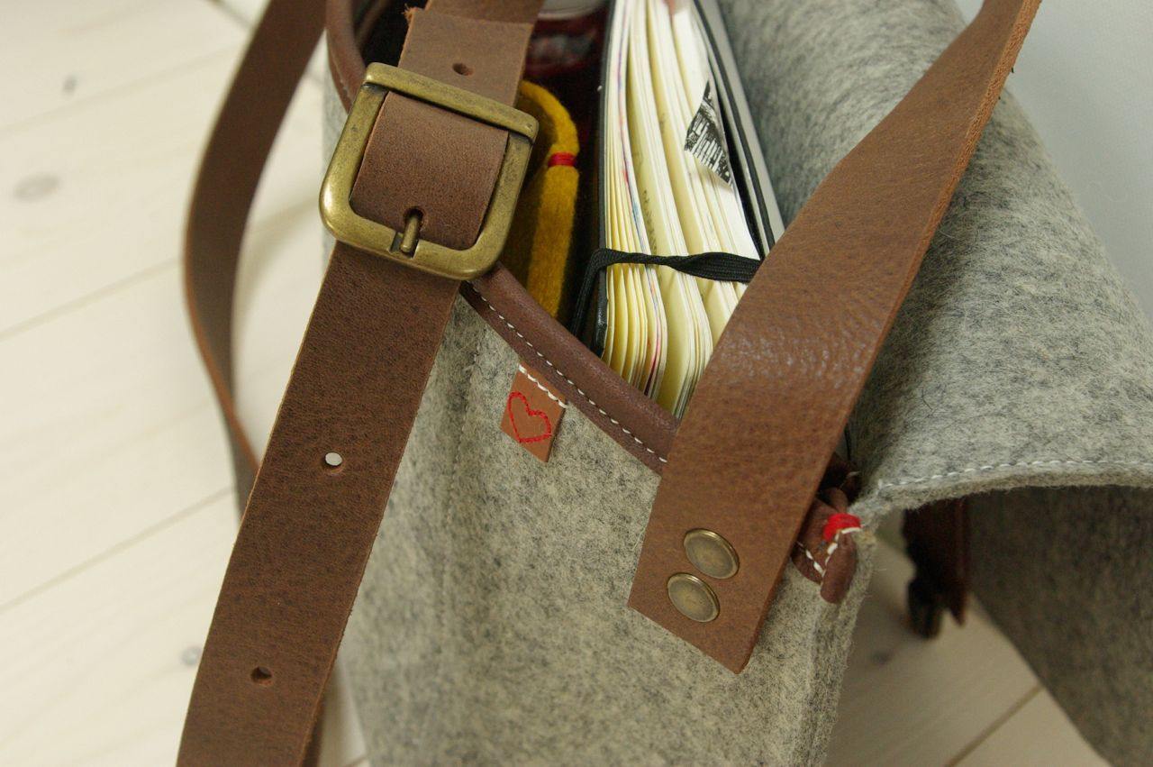 CLASSIC MESSENGER small - vilten schoudertas met leren details - Westerman Bags vilten tassen en hoezen. Dutch Design.