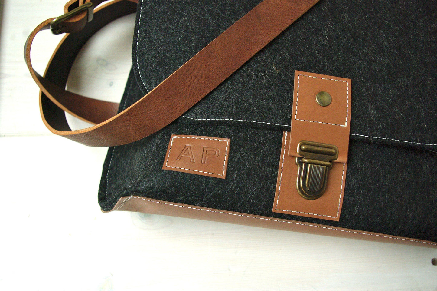 CLASSIC MESSENGER small - vilten schoudertas met leren details - Westerman Bags vilten tassen en hoezen. Dutch Design.
