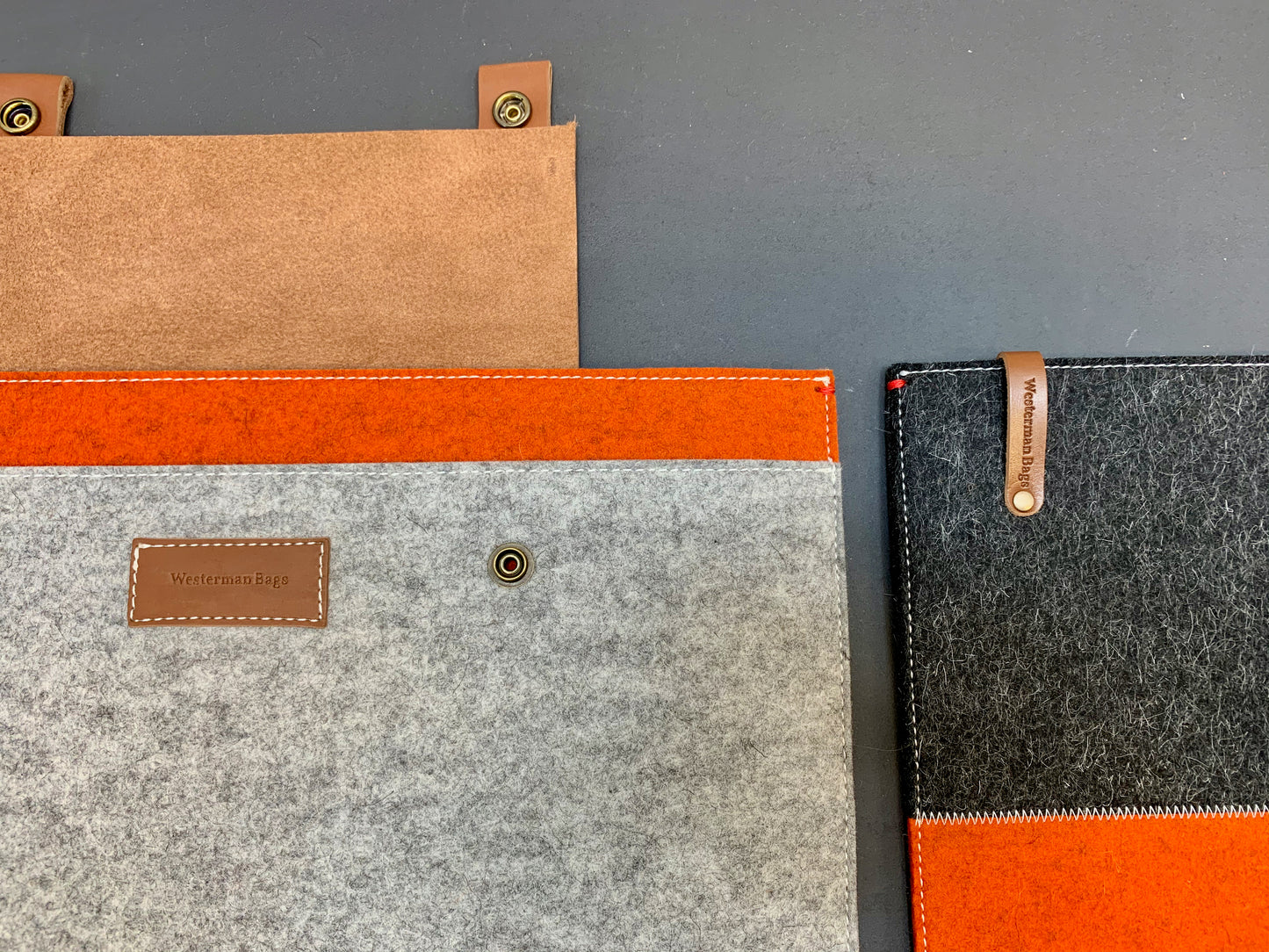 Macbook hoes sleeve in oranje en grijs.