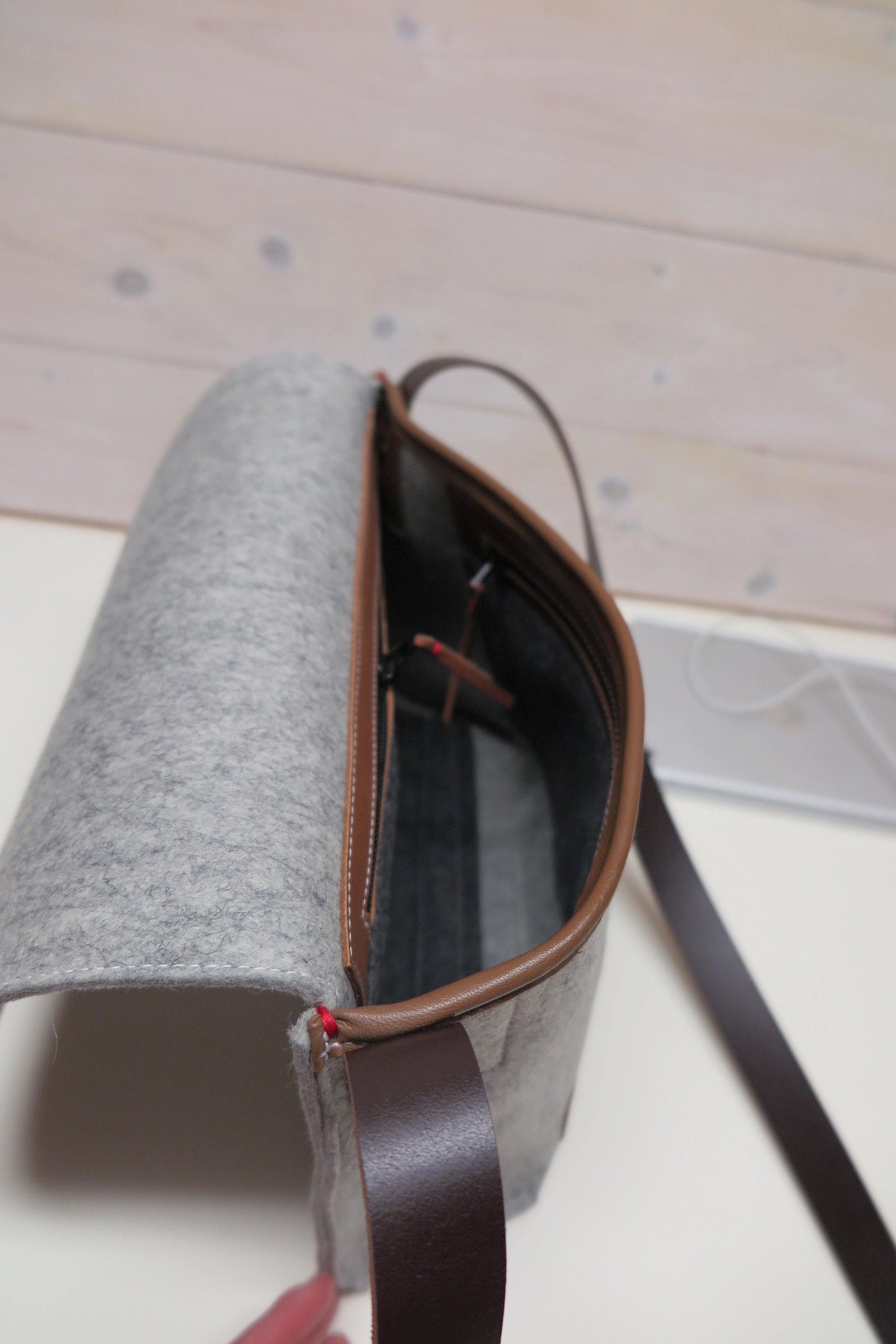 CLASSIC MESSENGER small - vilten schoudertas met leren details - Westerman Bags vilten tassen en hoezen. Dutch Design.