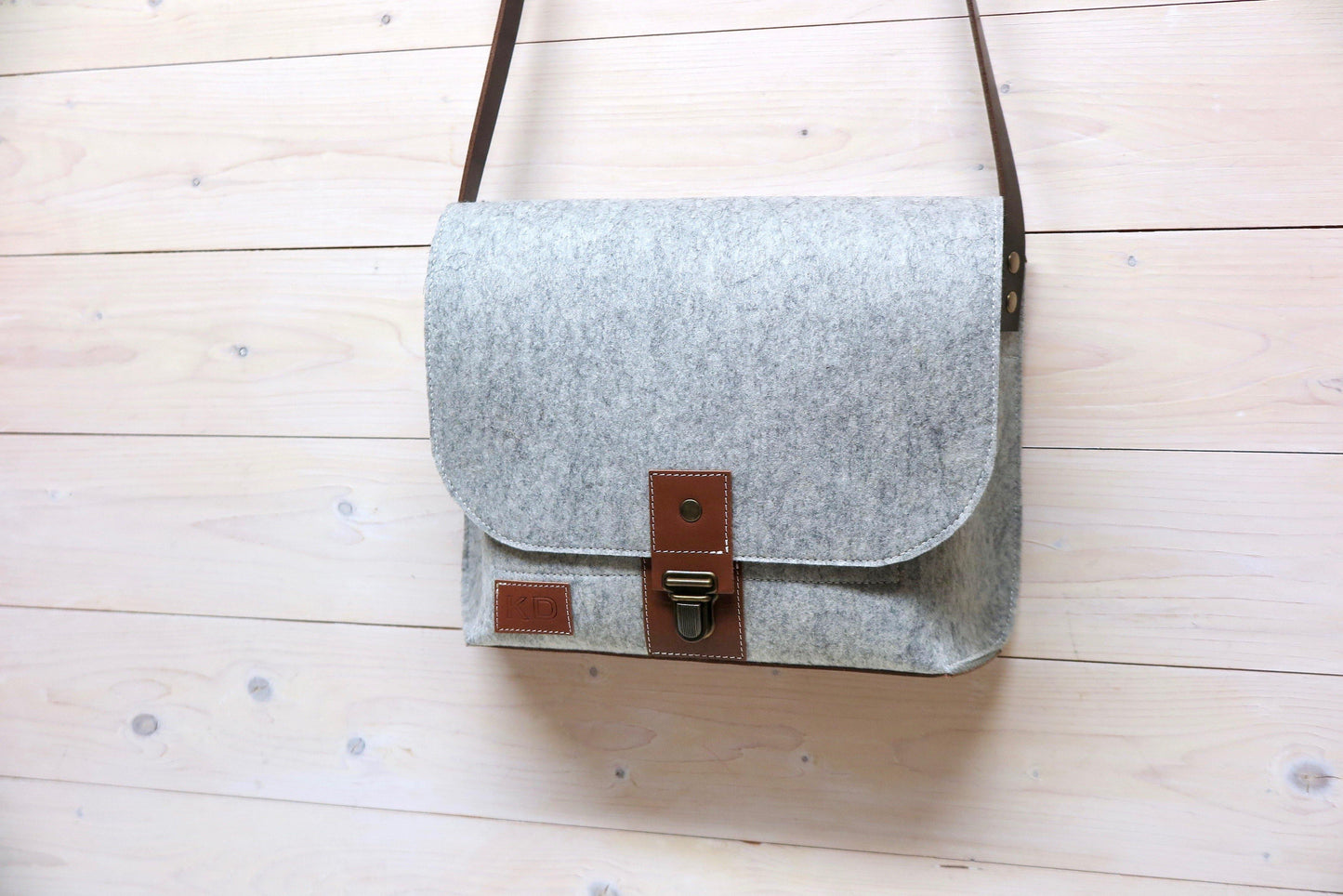 CLASSIC MESSENGER small - vilten schoudertas met leren details - Westerman Bags vilten tassen en hoezen. Dutch Design.