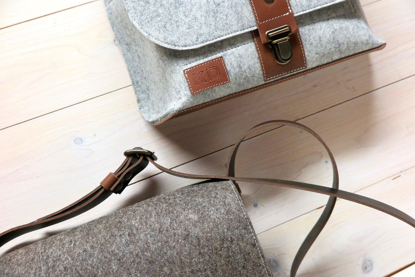 CLASSIC MESSENGER small - vilten schoudertas met leren details - Westerman Bags vilten tassen en hoezen. Dutch Design.