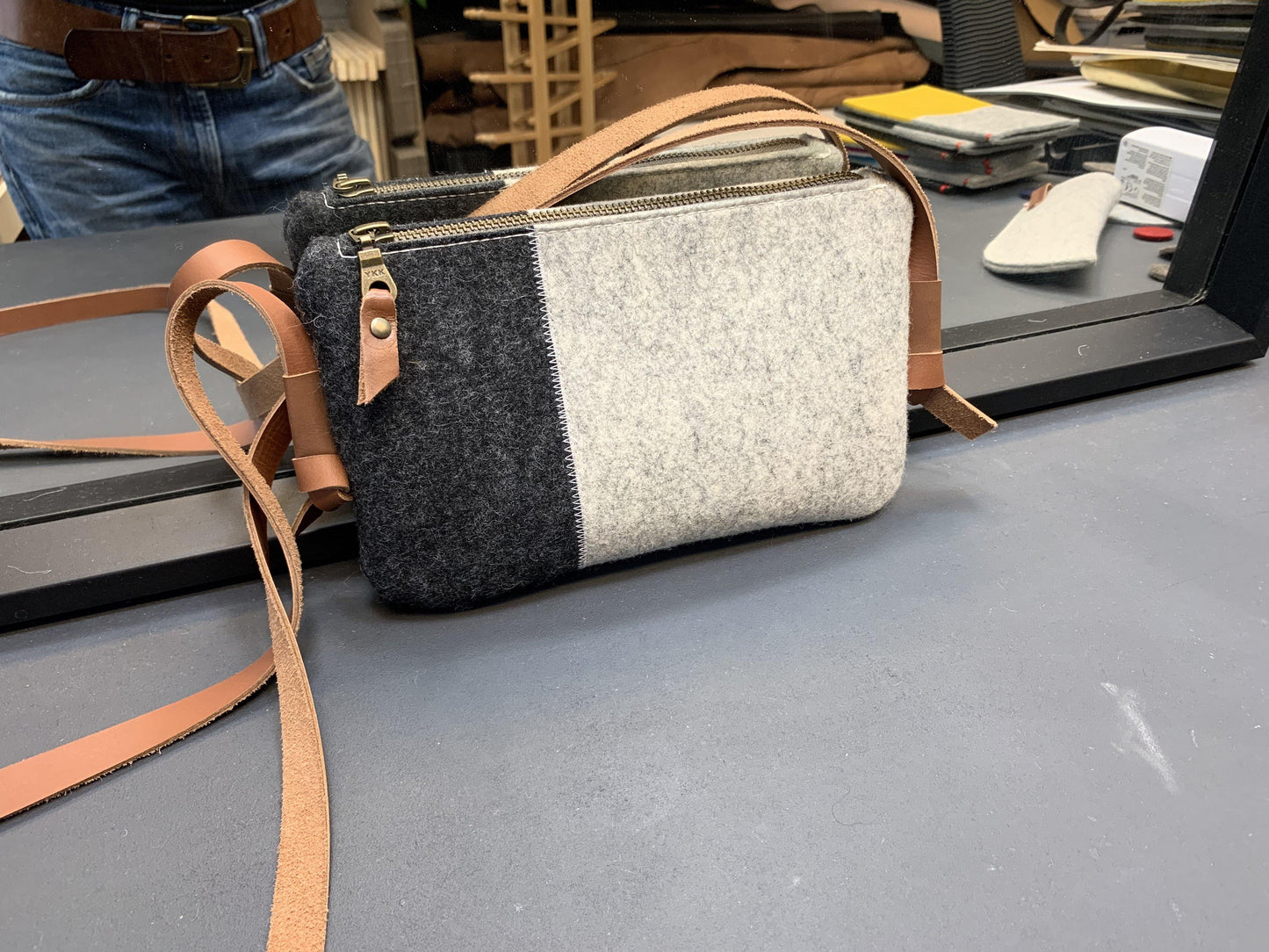 DAGTAS in twee kleuren - Westerman Bags vilten tassen en hoezen. Dutch Design.
