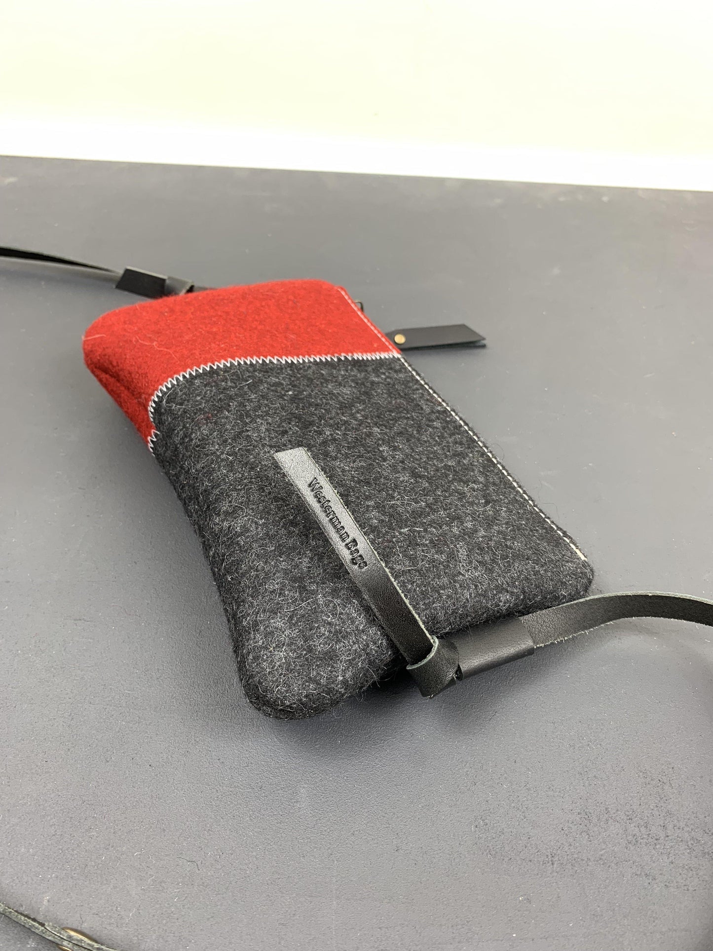 DAGTAS | contrast shoulderbag in black and red - rood en zwart - Westerman Bags vilten tassen en hoezen. Dutch Design.