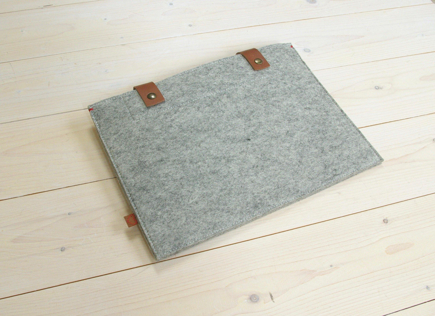 CLASSIC CASE | Macbook Pro en Air | Extra vak | Grijs en Cognac leder - Westerman Bags vilten tassen en hoezen. Dutch Design.