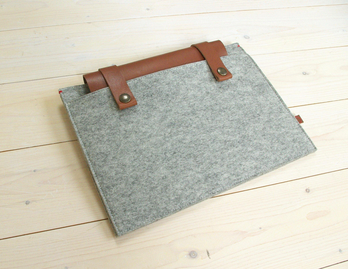 CLASSIC CASE | Macbook Pro en Air | Extra vak | Grijs en Cognac leder - Westerman Bags vilten tassen en hoezen. Dutch Design.