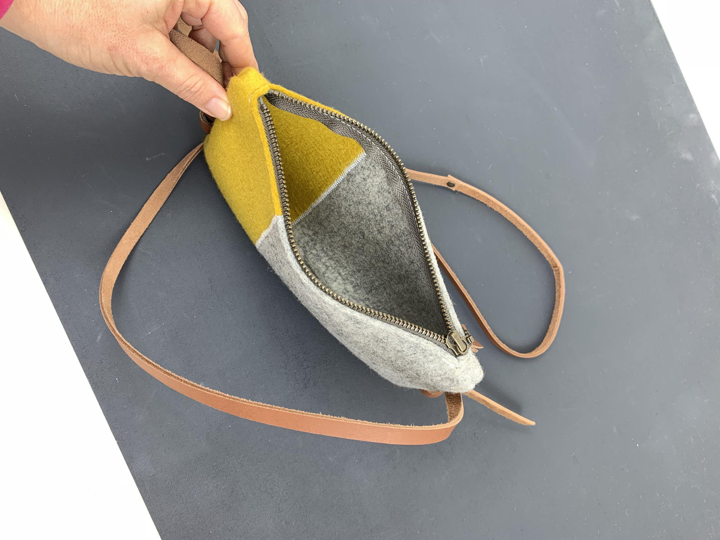 DAGTAS in twee kleuren - Westerman Bags vilten tassen en hoezen. Dutch Design.