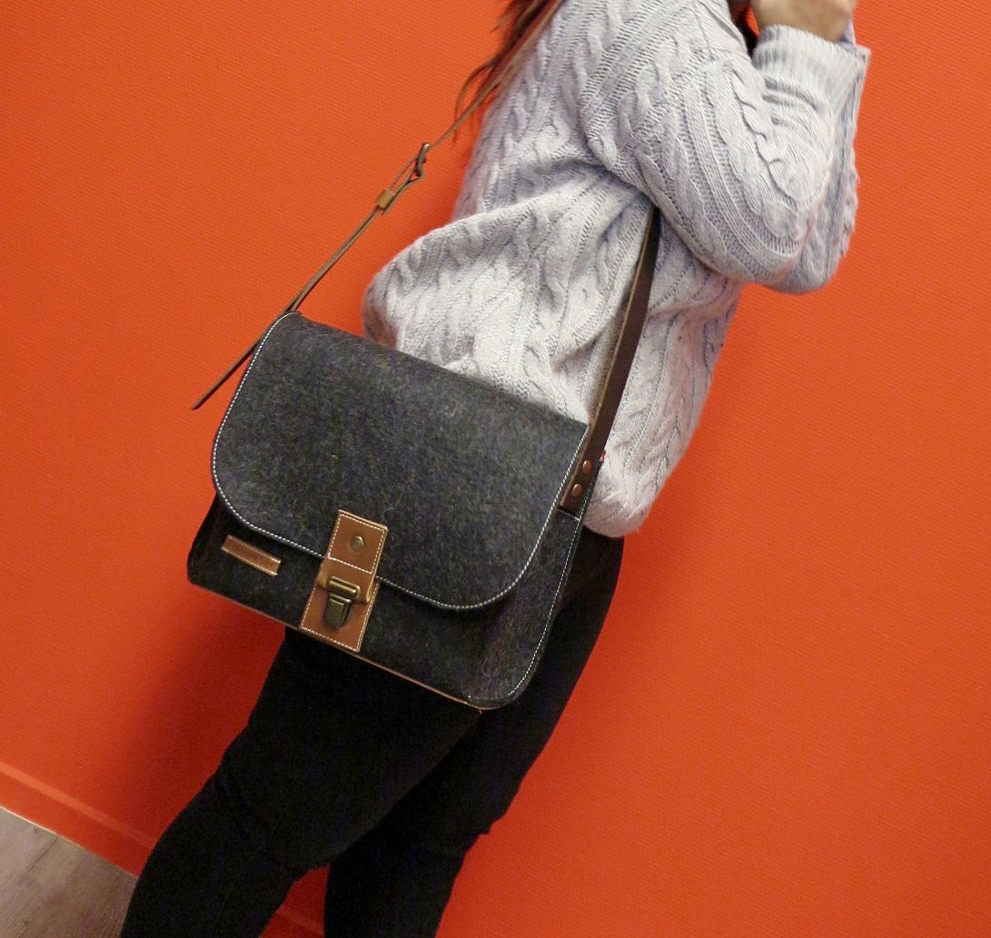 CLASSIC BAG vilten messenger tas small in zwart
