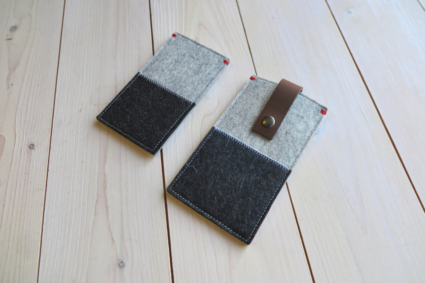 CONTRAST grijs zwart. Wolvilt telefoonhoes met leren sluiting - Westerman Bags vilten tassen en hoezen. Dutch Design.