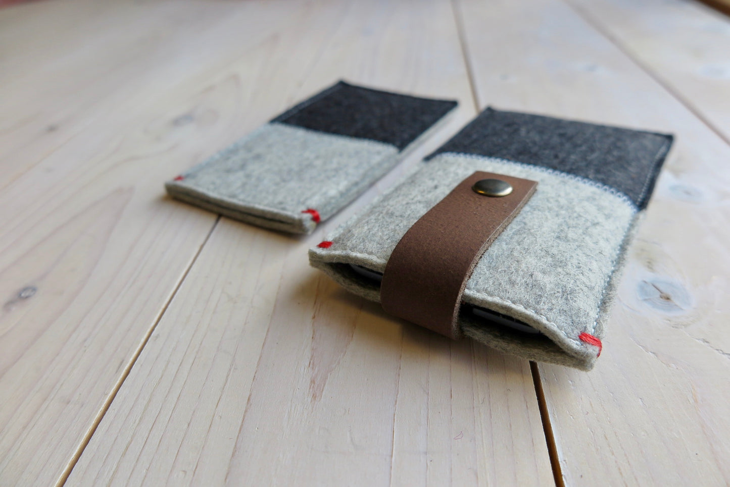 CONTRAST grijs zwart. Wolvilt telefoonhoes met leren sluiting - Westerman Bags vilten tassen en hoezen. Dutch Design.